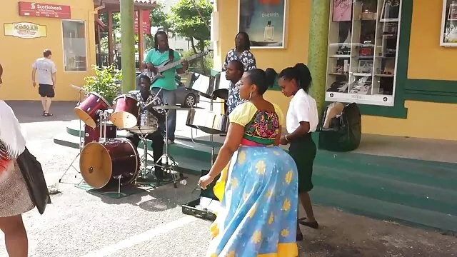 - کانال سکسی واقعی پدر به دختر و دوست دختر خود یاد می دهد تا با معلم یادداشت کسب کند