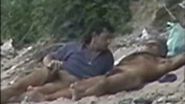 نوجوان لینک کانال های فیلم سکسی تلگرام سوار یک تاکسی سیاه بزرگ می شود