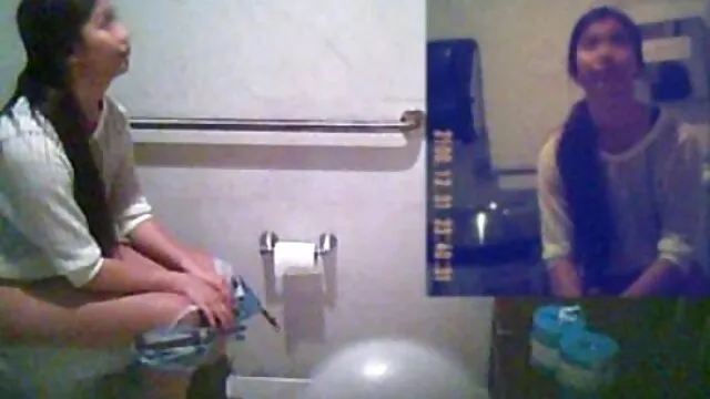 MILF بلوند کانال فیلم های سکسی در تلگرام لباس خود را در می آورد و خودارضایی می کند